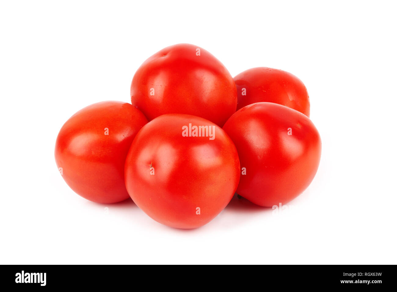 Pila di pomodori freschi isolati su sfondo bianco Foto Stock