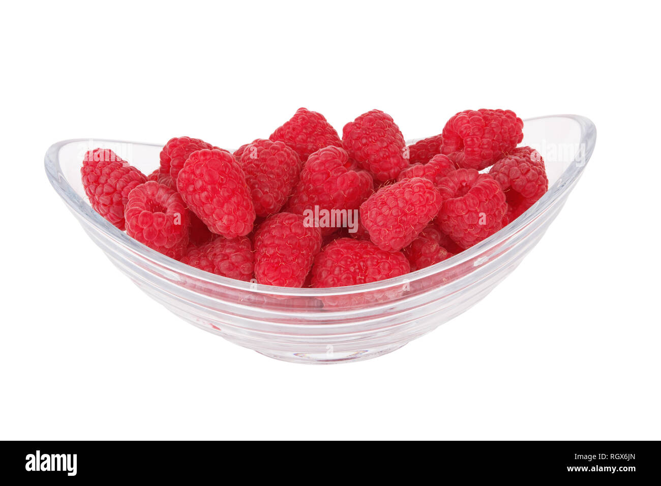 Lamponi maturi in una ciotola di vetro isolato su sfondo bianco Foto Stock