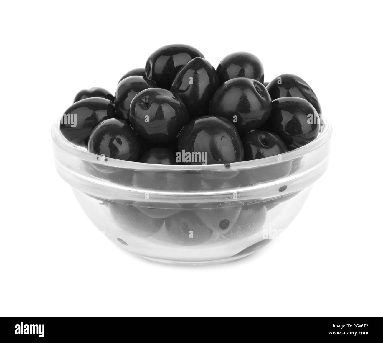 Olive nero in una ciotola di vetro isolato su uno sfondo bianco Foto Stock