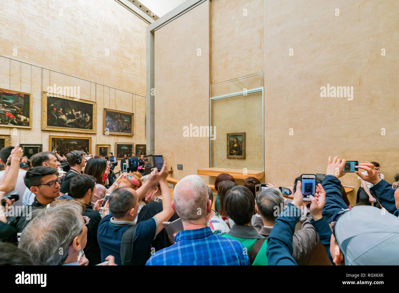 Tourist fotografare la famosa Monna Lisa pittura nel museo del Louvre il 7 maggio 2018 a Parigi, Francia Foto Stock
