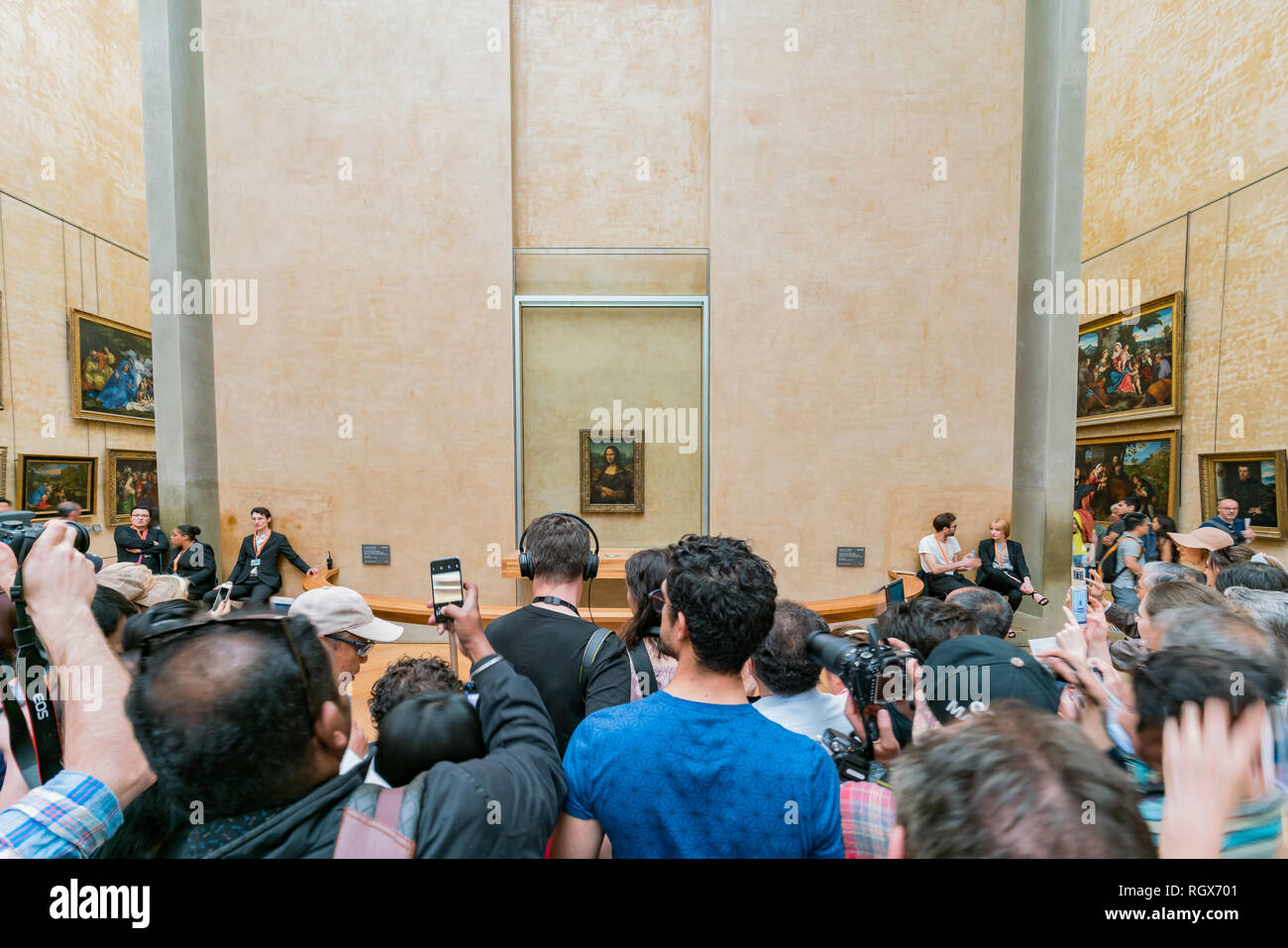 Tourist fotografare la famosa Monna Lisa pittura nel museo del Louvre il 7 maggio 2018 a Parigi, Francia Foto Stock