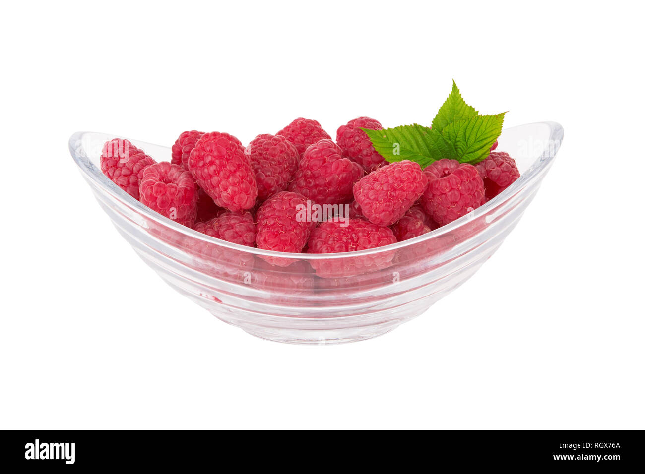 Lamponi maturi in una ciotola di vetro isolato su sfondo bianco Foto Stock