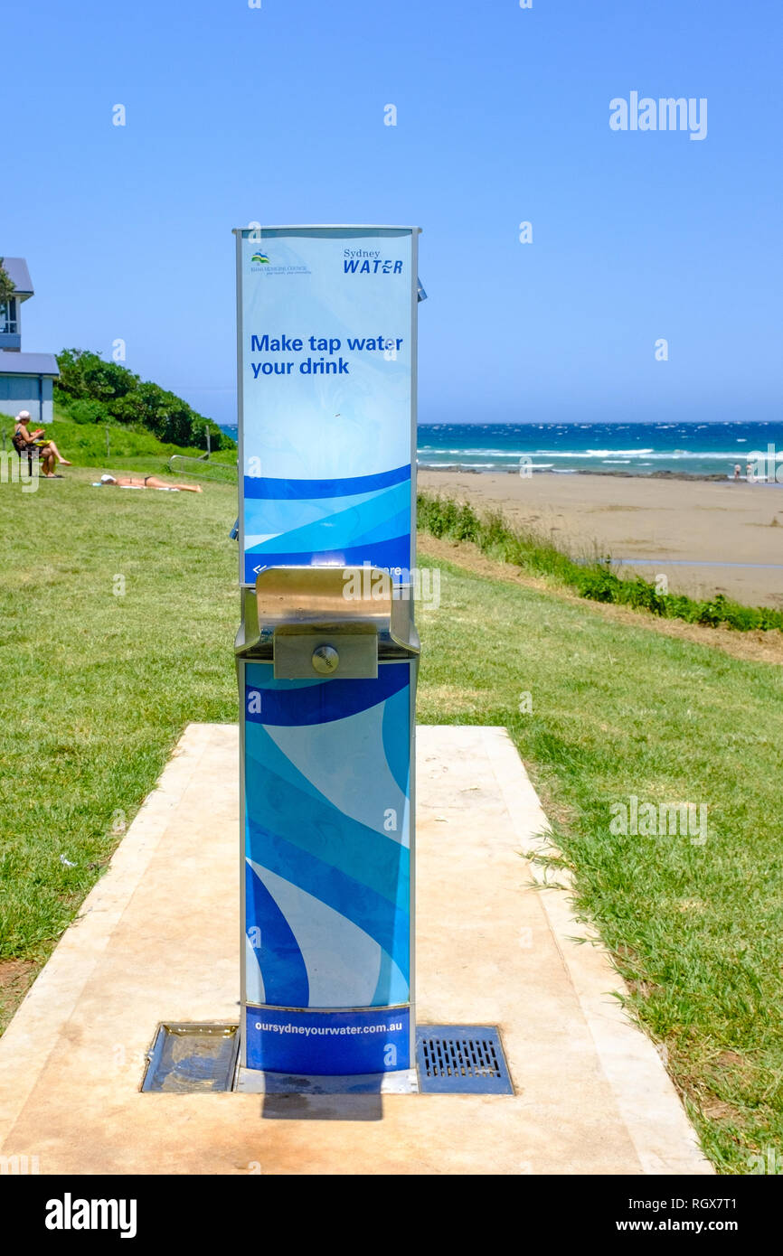 Acqua stazione potabile da bere e per il riempimento di bottiglie di acqua fornita da Sydney acqua società sulla spiaggia NSW con persone di godersi la spiaggia Foto Stock