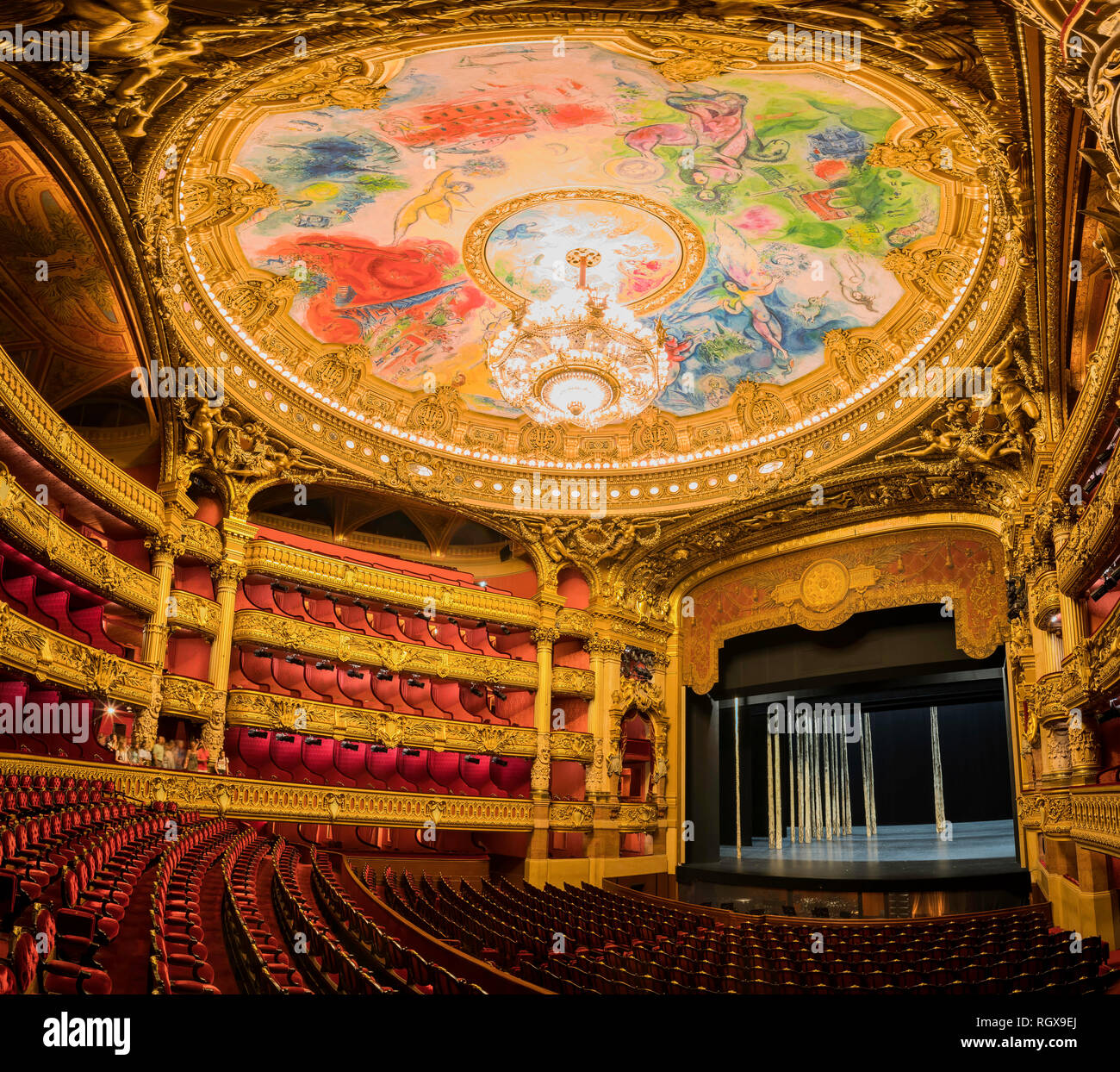 Francia, 7 maggio: il disegno colorato del tetto della Sala Auditorium nel famoso Palais Garnier il 7 maggio 2018 a Parigi, Francia Foto Stock