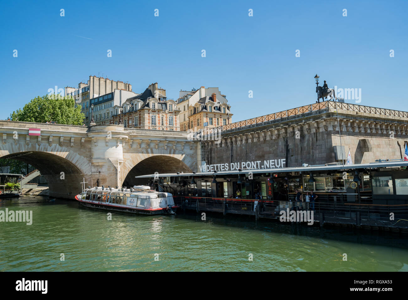 Parigi, 7 maggio: Vedettes Du Pont Neuf porto dal fiume Senna il 7 maggio 2018 a Parigi, Francia Foto Stock