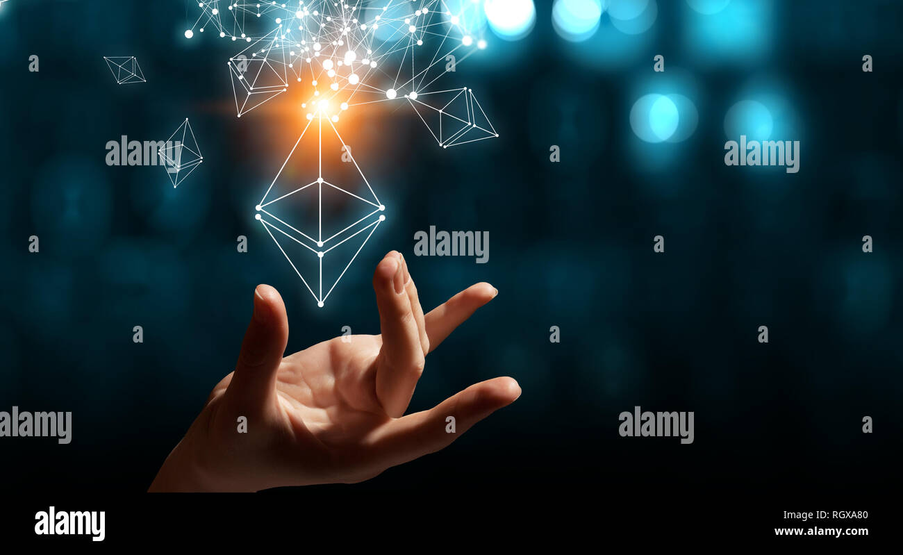 Bitcoin e Ethereum simboli astratti su sfondo blu. Il rendering 3D Foto Stock