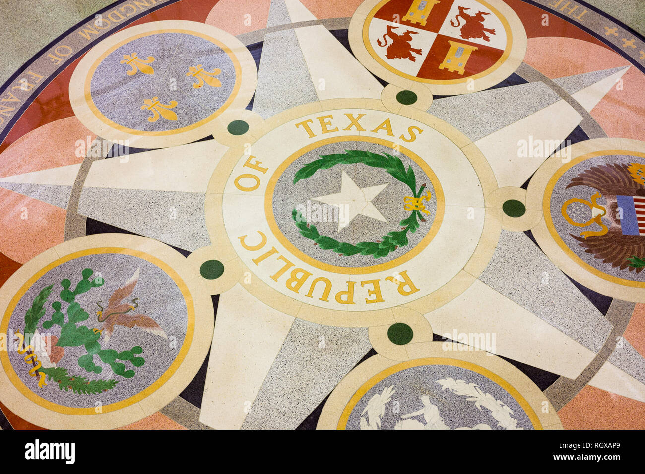 AUSTIN, Texas - MARZO 28, 2018 - Le guarnizioni di tenuta sul pavimento del Texas State Capitol Building o statehouse rotunda di Austin Foto Stock