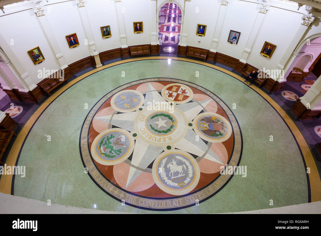 AUSTIN, Texas - MARZO 28, 2018 - Le guarnizioni di tenuta sul pavimento del Texas State Capitol Building. Area rotonda con i governatori' ritratti nel Texas State Cap Foto Stock