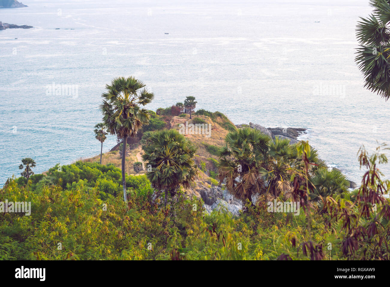 Phomthep o grotta Promthep icona di Phuket, Tailandia. Vista aerea da fuco telecamera della grotta Phromthep view point a Phuket, Foto Stock