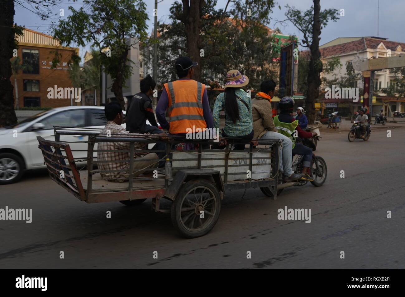 Lavoratori cambogiani nel carrello nel retro del motociclo. Foto Stock