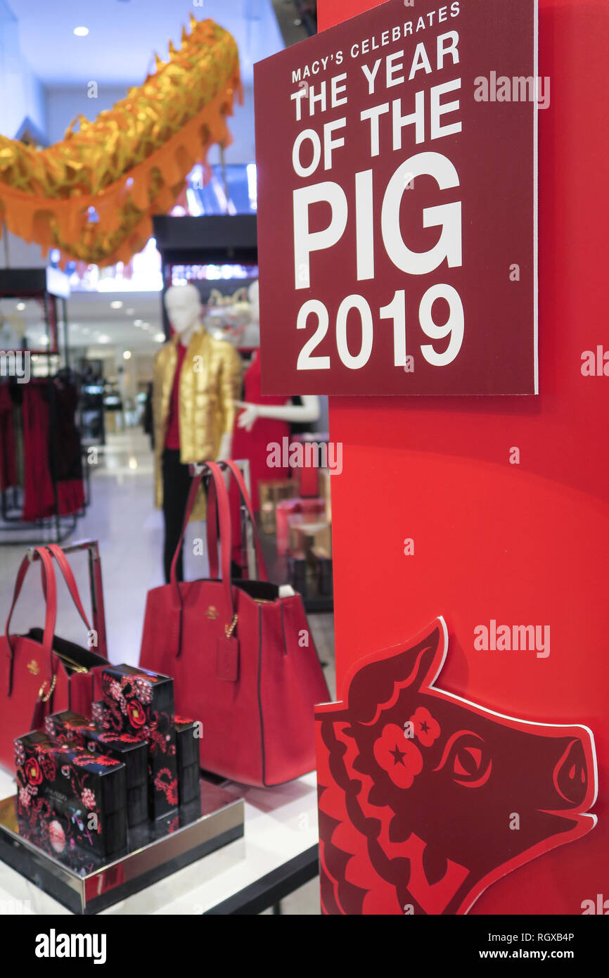 Il cinese "Anno del maiale' Nuovo Anno decorazioni a Macy's Flagship Department Store di New York, Stati Uniti d'America Foto Stock