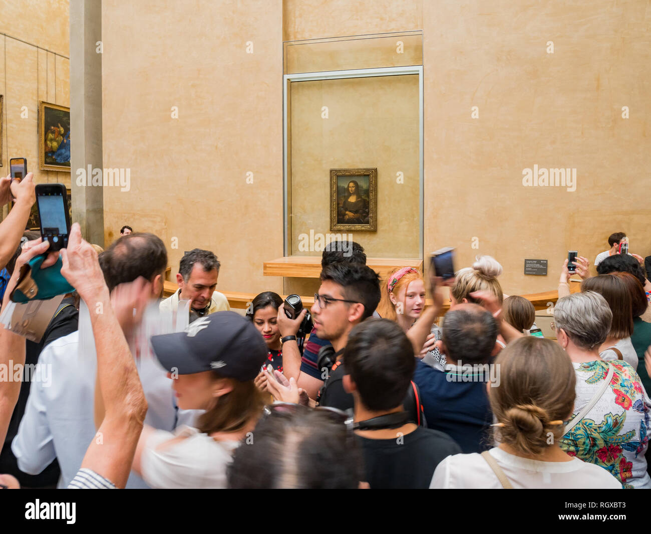 Tourist fotografare la famosa Monna Lisa pittura nel museo del Louvre il 7 maggio 2018 a Parigi, Francia Foto Stock