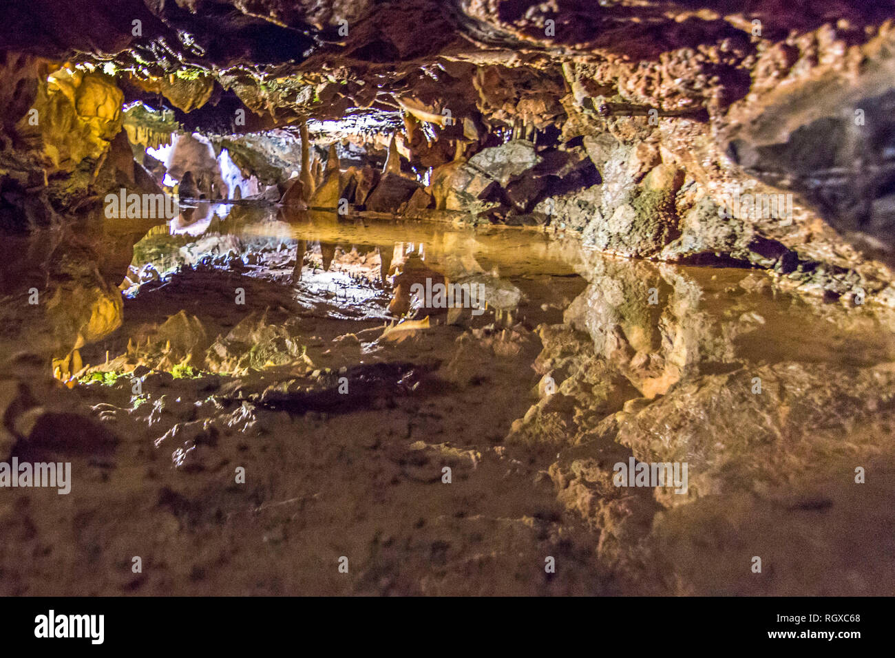La famosa destinazione di viaggio di Cheddar Gorge grotte. Incredibile caverne dentro la gola le scogliere su un paesaggio awe. Un misterioso e magico Foto Stock