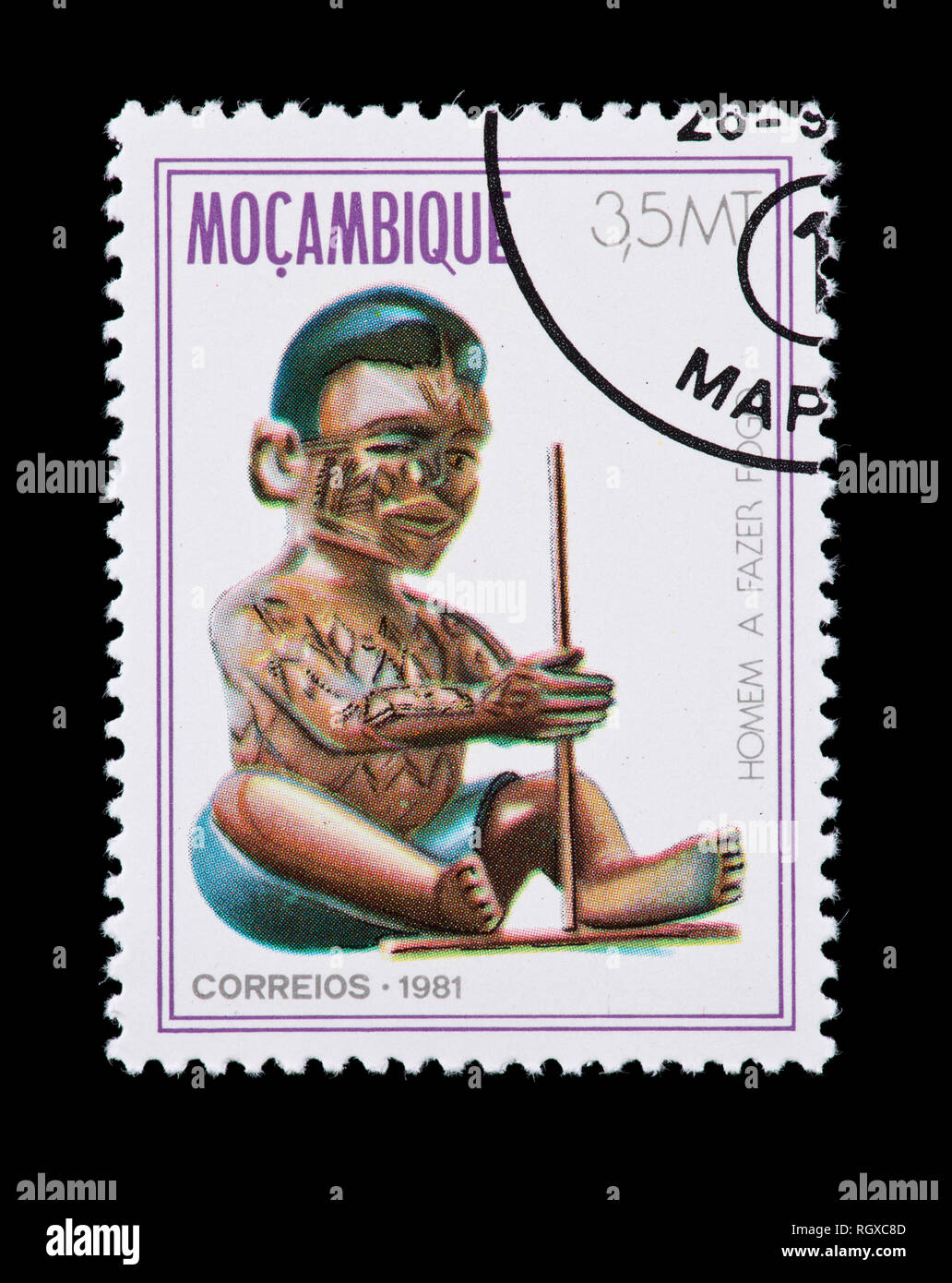 Francobollo dal Mozambico raffigurante una scultura di un uomo di messa a fuoco Foto Stock