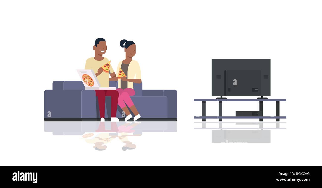 Coppia felice di mangiare la pizza americano africano donna uomo guarda la TV seduto sul lettino relax vacanze concetto maschile femminile caratteri di lunghezza completa flat Illustrazione Vettoriale
