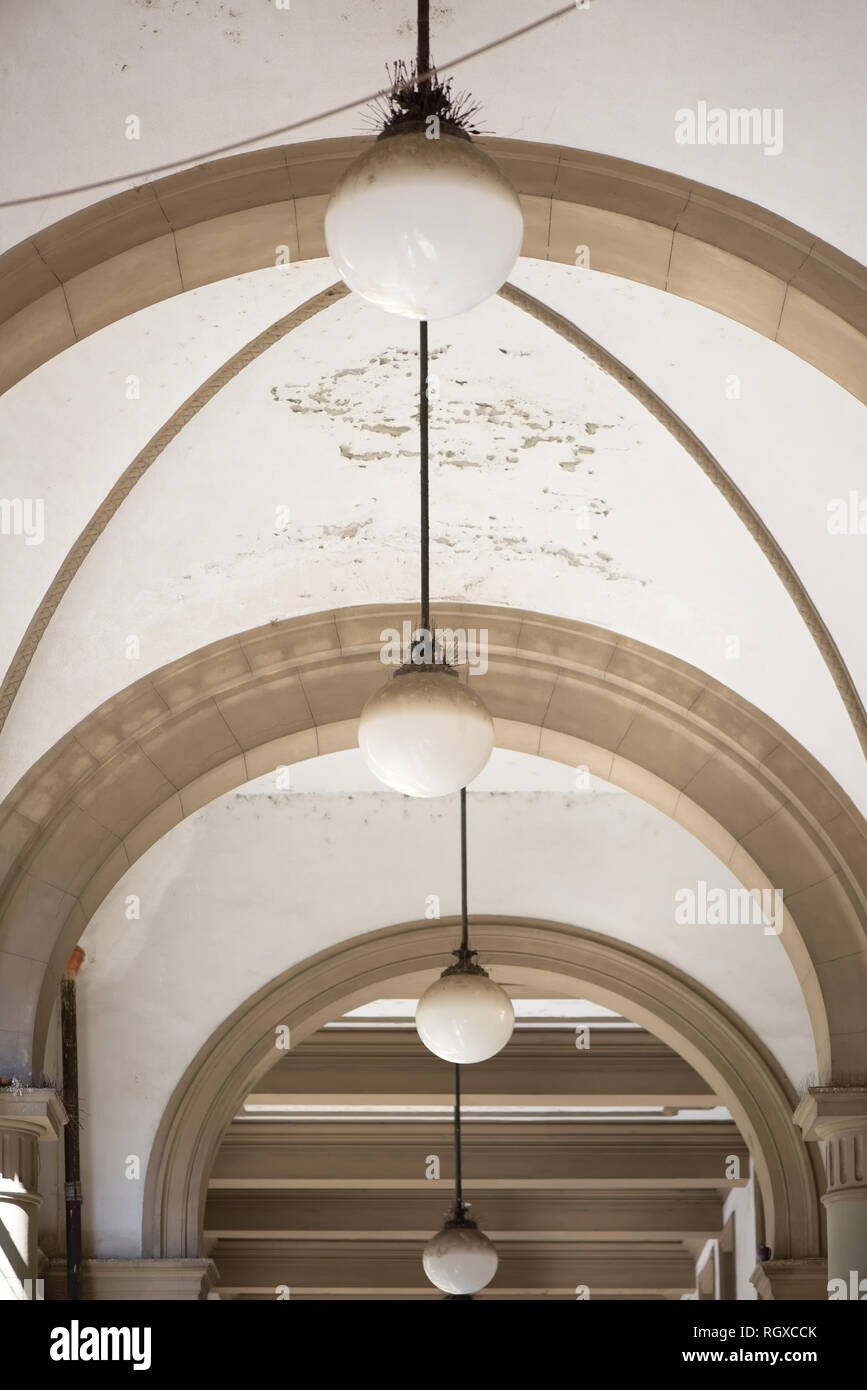 Dettaglio di un'annata soffitto con quattro lampade pendenti da un corridoio in Roma, Italia Foto Stock
