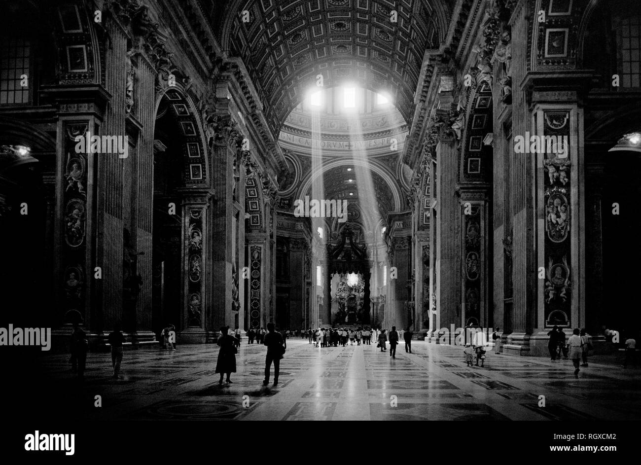 San Pietro Vaticano Roma Italia. 2000 interno che mostra gli alberi della luce solare attraverso l'incenso. La Basilica Papale di San Pietro in Vaticano (Italiano: Basilica Papale di San Pietro in Vaticano), o semplicemente la Basilica di San Pietro (latino: Basilica Sancti Petri), è un italiano rinascimentale chiesa nella città del Vaticano, l'enclave papale entro la città di Roma. Progettato principalmente da Donato Bramante, Michelangelo, Carlo Maderno e Gian Lorenzo Bernini, San Pietro è la più celebre opera di architettura rinascimentale[2] e la più grande chiesa del mondo.[ mentre non è né la chiesa madre della Ca Foto Stock