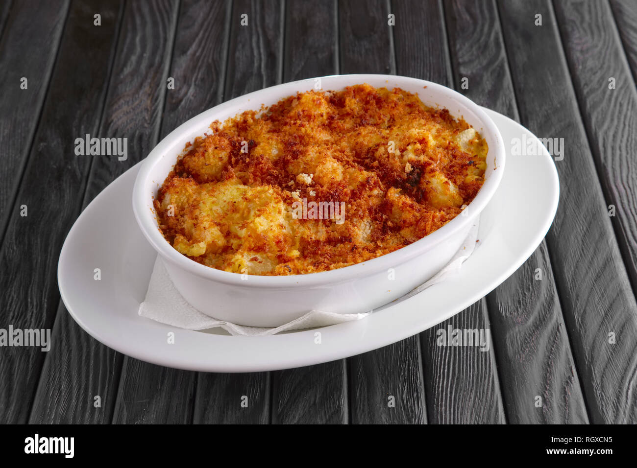 La pasta cotta con gamberi e formaggio Foto Stock