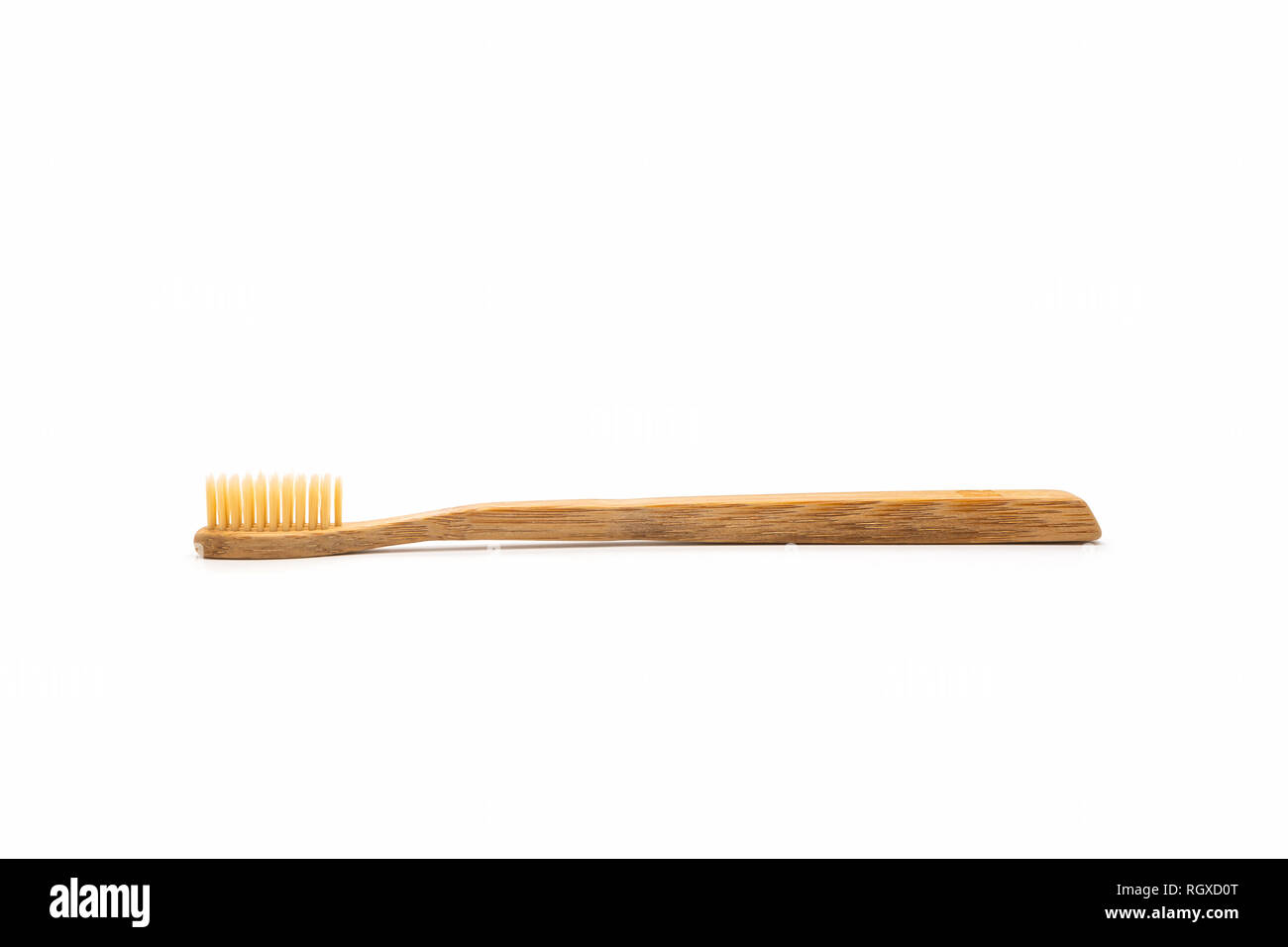 Close up spazzolino da denti di bambù su sfondo bianco. Foto Stock