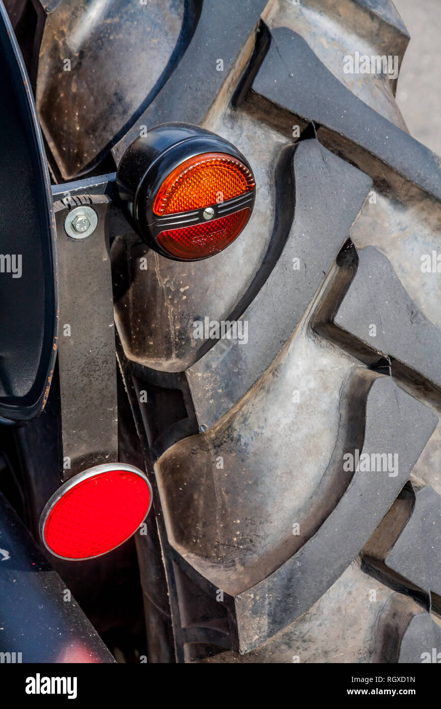 Vecchio pneumatico del trattore Foto Stock