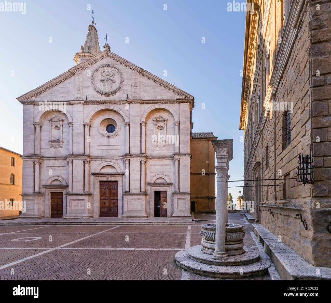 La bellissima Piazza Pio II, il Duomo e il cane ben, Pienza, Siena, Toscana, Italia, senza persone Foto Stock