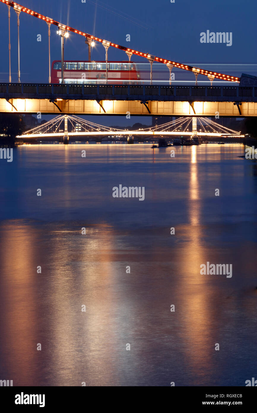 Visualizzare fino al Fiume Tamigi al tramonto a Chelsea Bridge e Albert Bridge, a Chelsea, Londra, Regno Unito Foto Stock