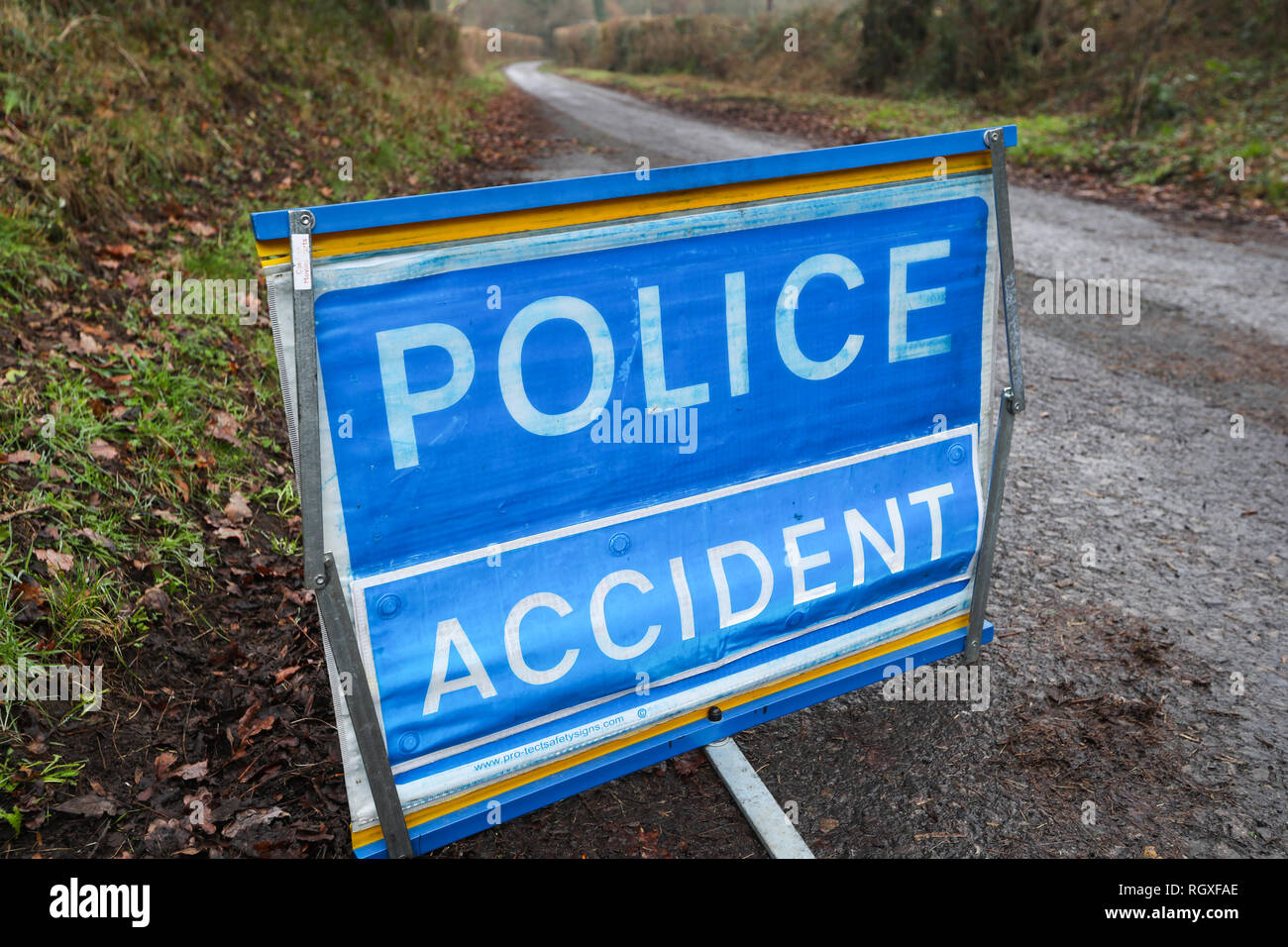 Polizia stradale Incidente segno su un vicolo del paese sulla scena di un incidente Foto Stock