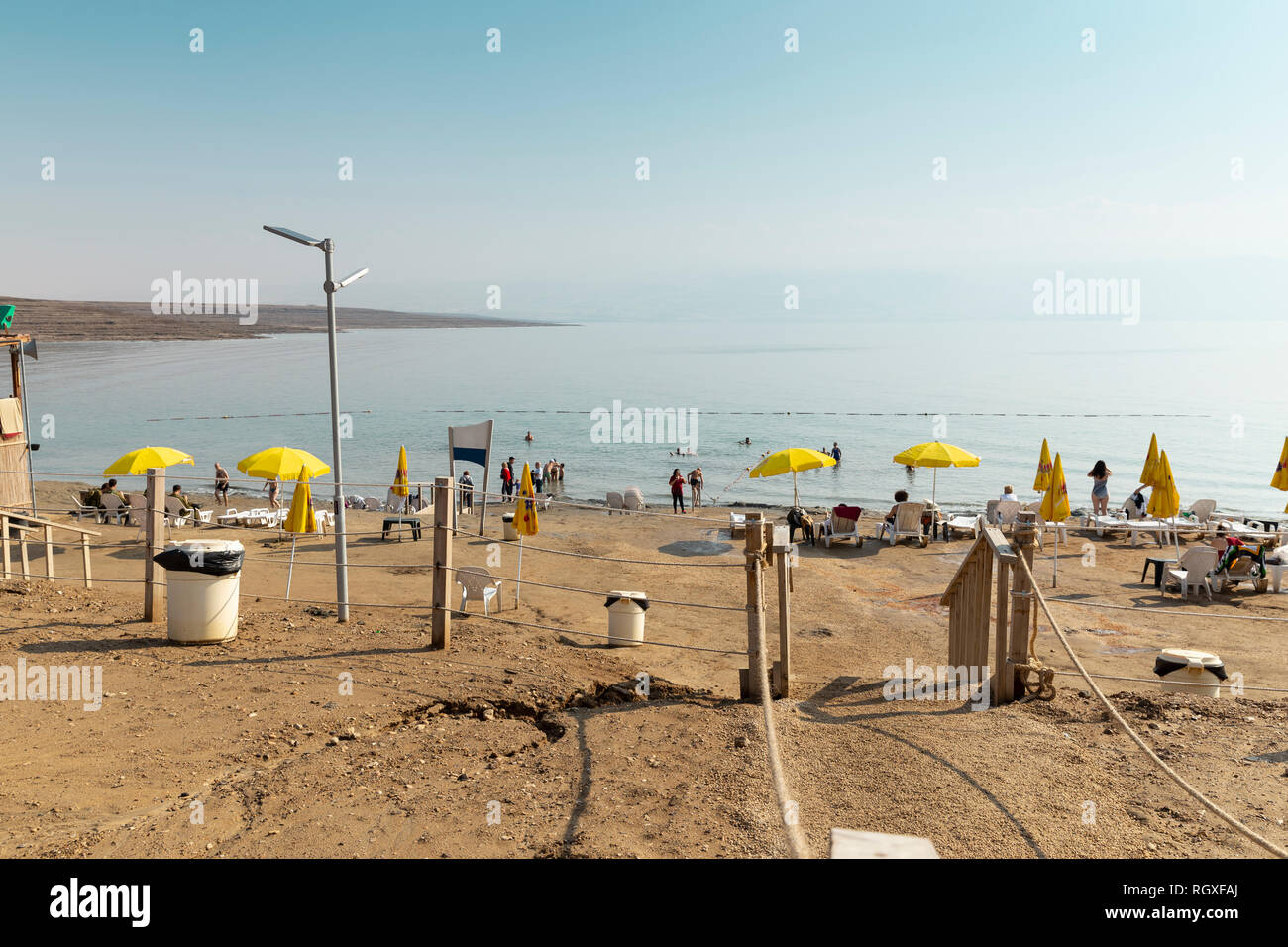 La Kalia spiaggia sul Mar Morto, Israele, sagome e ombrelli gialli Foto Stock
