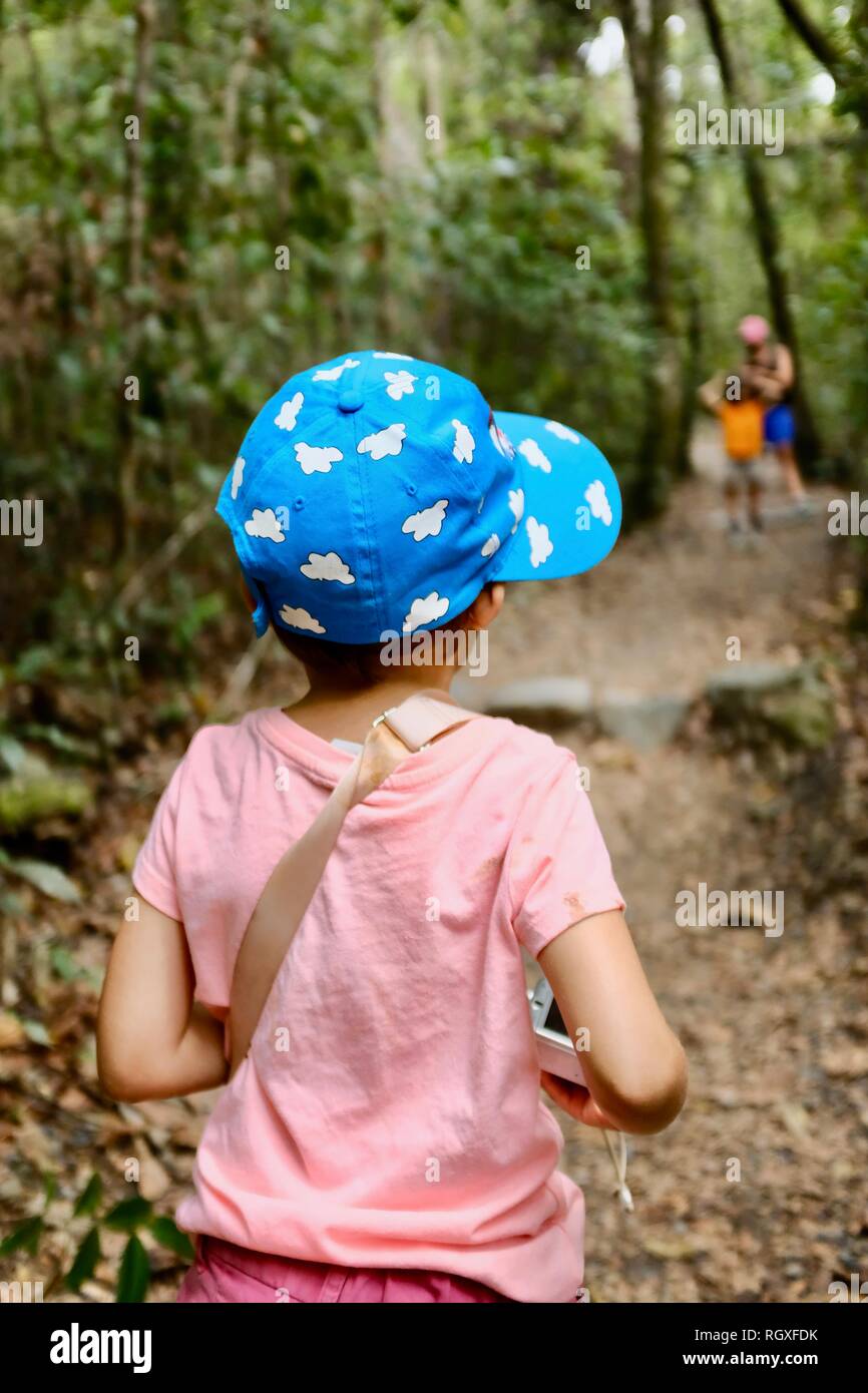 Un bambino cammina lungo un percorso in una foresta, Finch Hatton, Queensland 4756, Australia Foto Stock