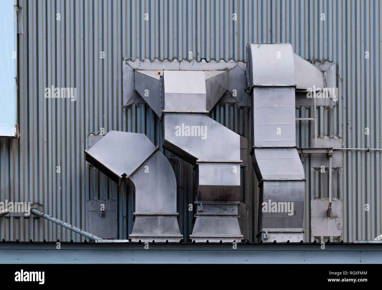 Aria di scarico del sistema di ventilazione. Unità di trattamento aria. Sistema di ventilazione di shopping mall. AHU. Edificio esterno tubo. Scarico del sistema aria per pulire e Foto Stock