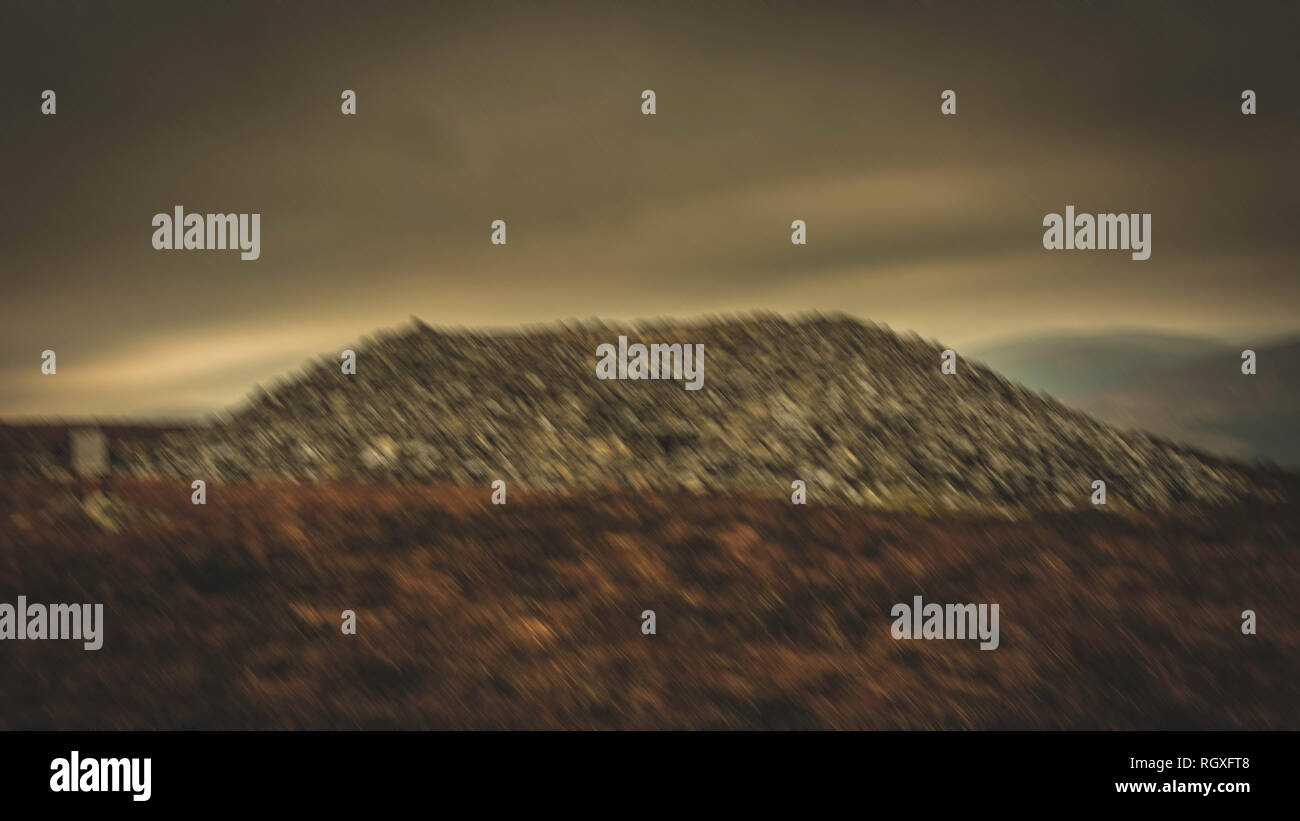 Irlandese passaggio megalitico sepoltura tomba si trova su un vertice di Seefin Mountain, Wicklow, Irlanda risalente al periodo Neoltic. Foto Stock