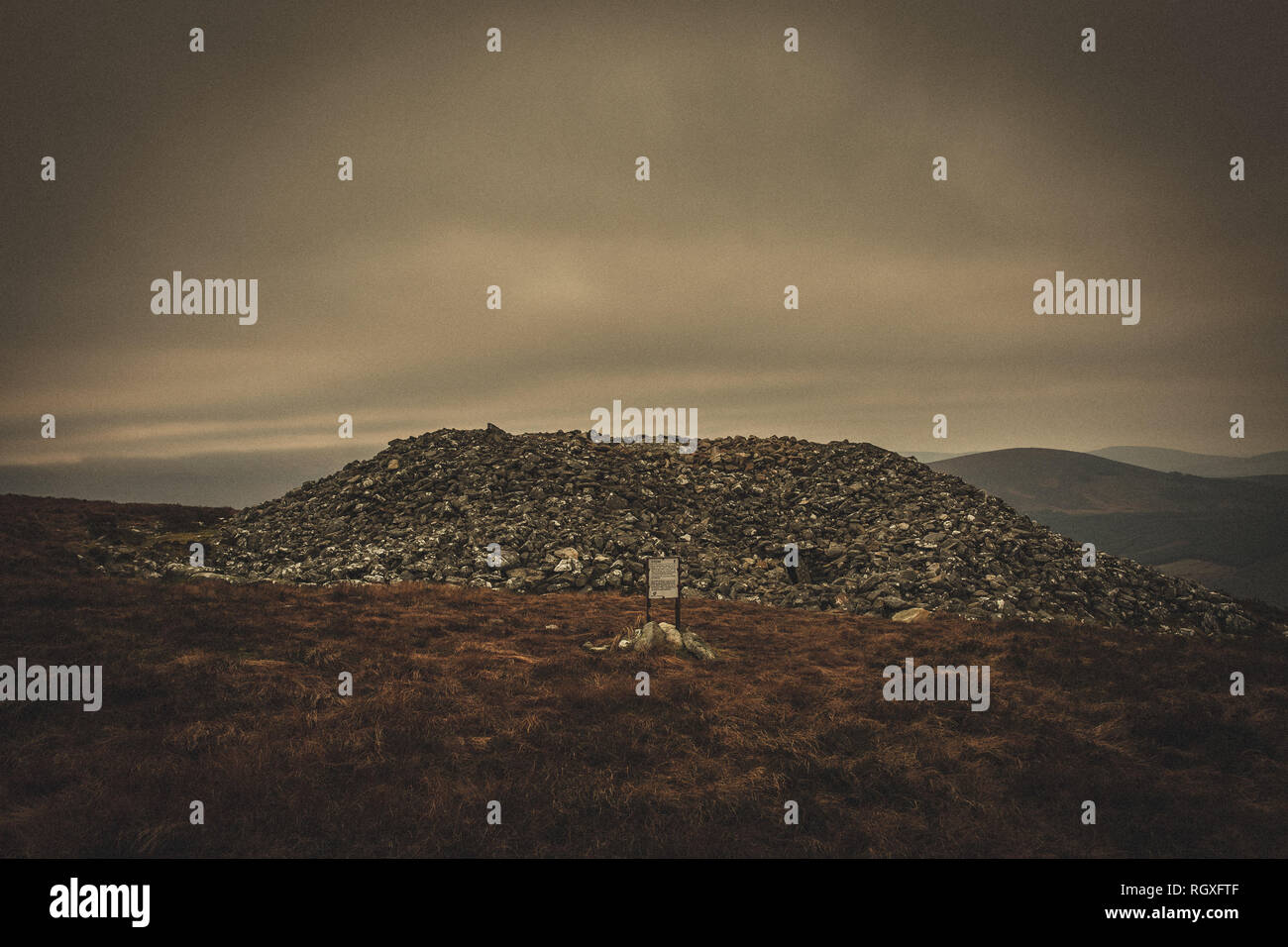 Irlandese passaggio megalitico sepoltura tomba si trova su un vertice di Seefin Mountain, Wicklow, Irlanda risalente al periodo Neoltic. Foto Stock