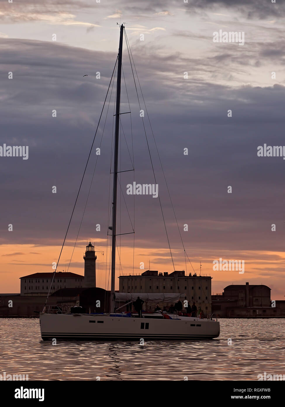 Trieste. L'Italia. Barca a vela e la Lanterna. Foto Stock