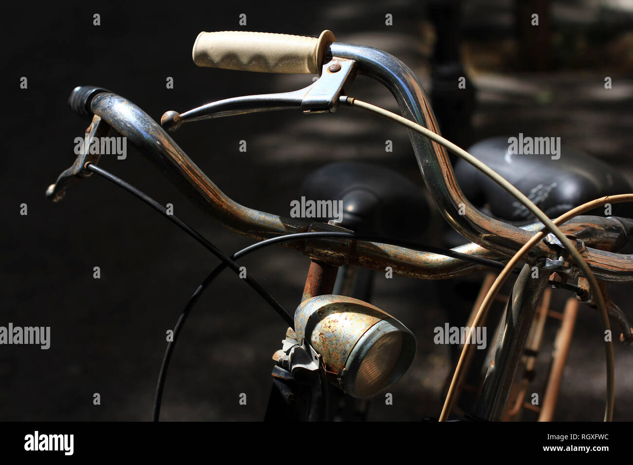 Il trasporto. Due biciclette parcheggiate. Foto Stock