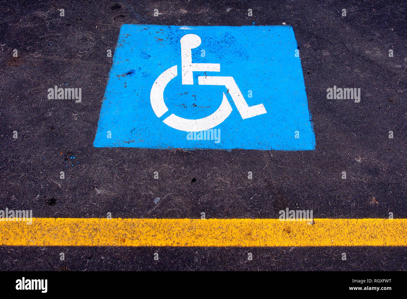Parcheggio riservato ai portatori di handicap. Stampa di segno sull'asfalto. Foto Stock