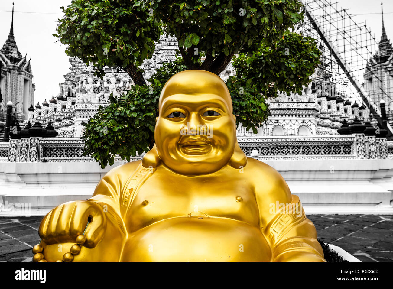 Sorridente Golden statua del Buddha, Wat Arun, Bangkok Foto Stock