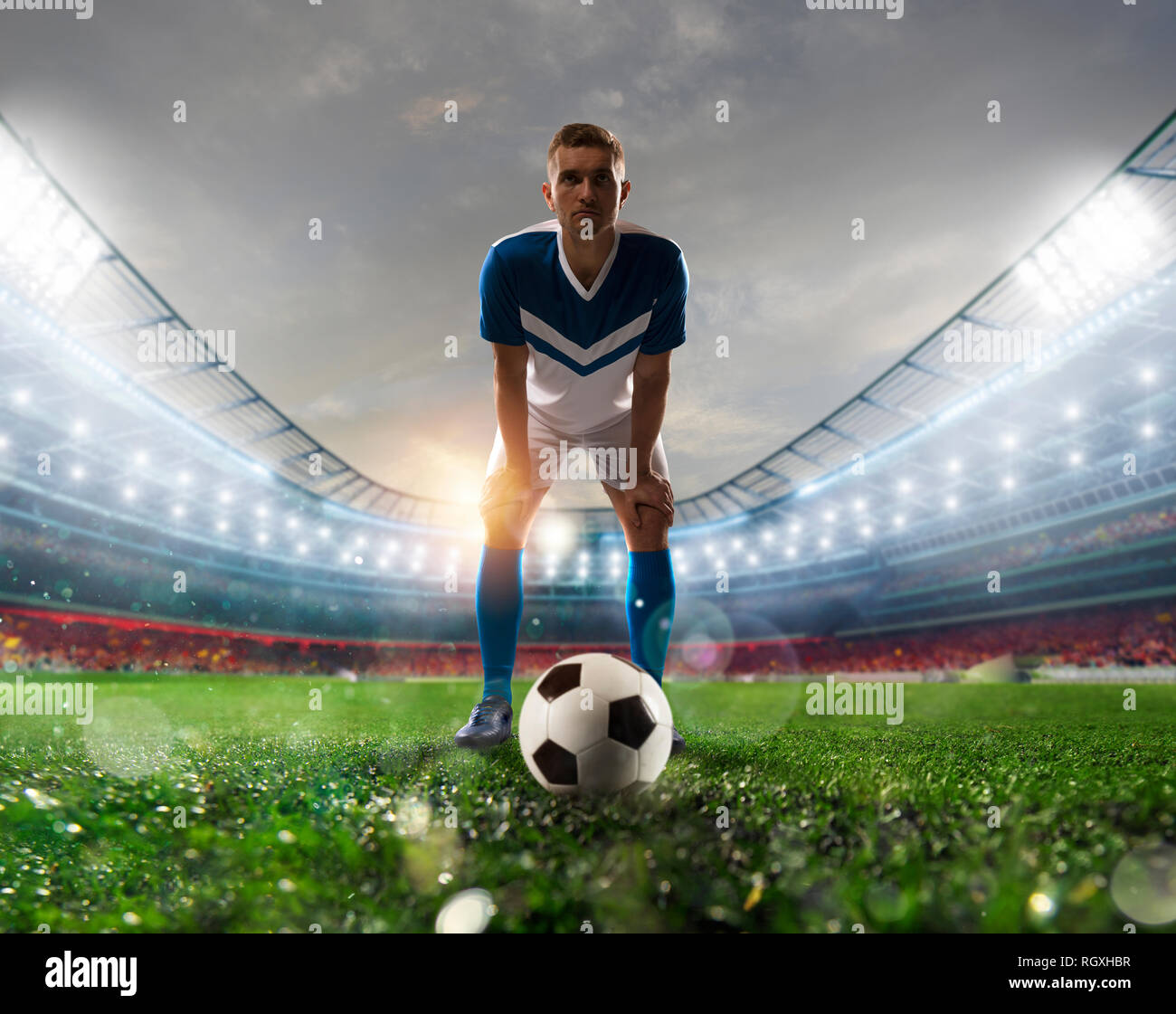 Giocatore di calcio pronto a calciare il soccerball presso lo stadio durante la partita Foto Stock