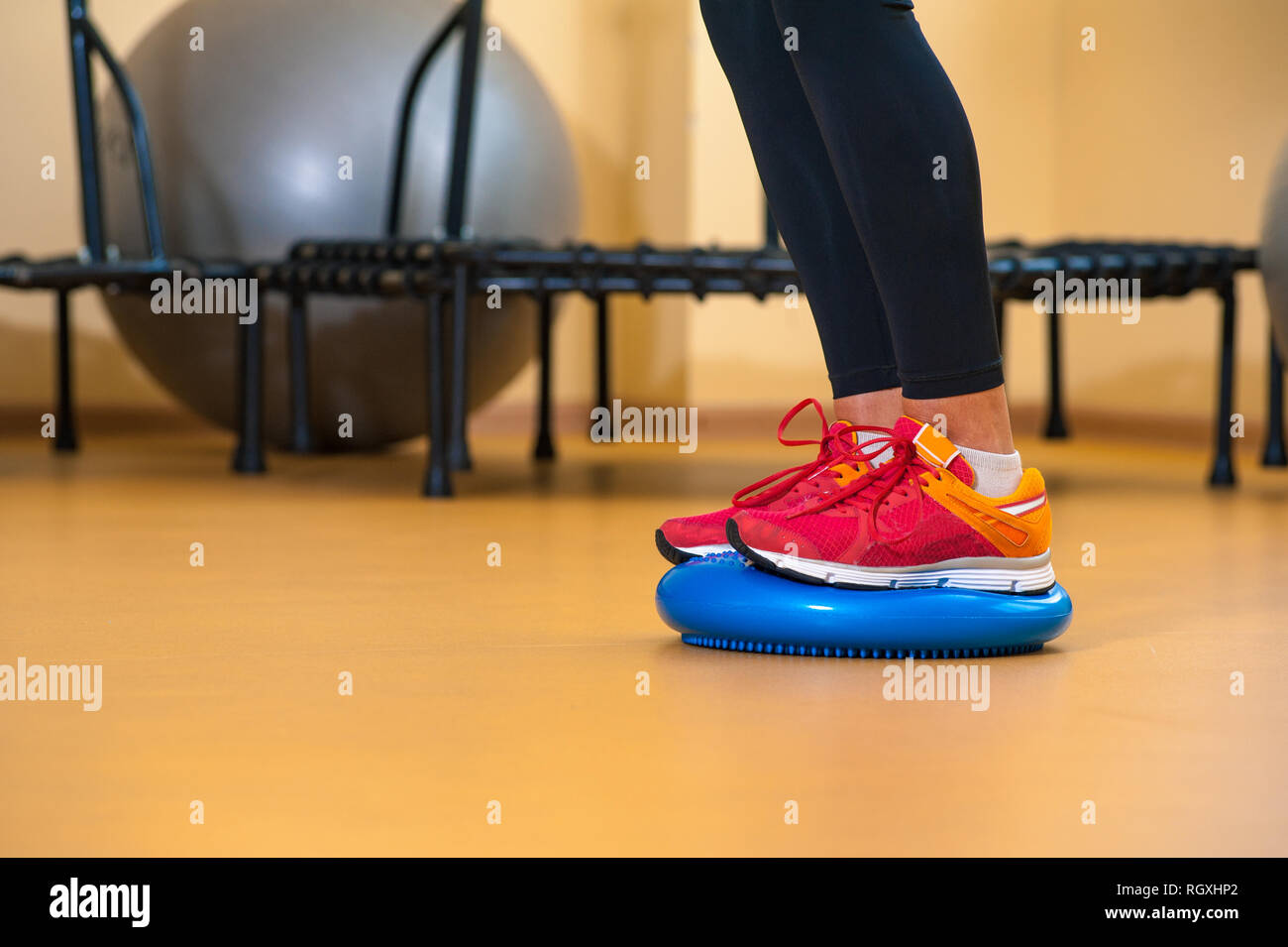 Le gambe di una ragazza coinvolti negli sport in palestra Foto Stock