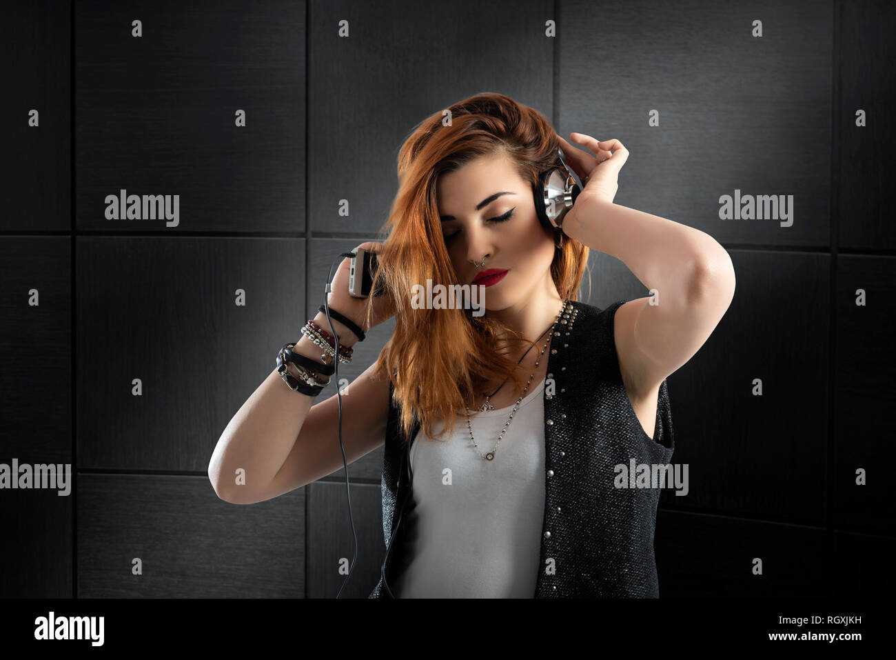 Dancing girl ascolta musica con cuffie Foto Stock