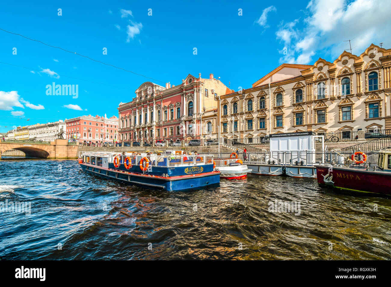 San Pietroburgo, Russia - 11 Settembre 2018: due barche tour dock prima di crociera sul Fiume Fontanka nel centro storico di San Pietroburgo, Russia. Foto Stock