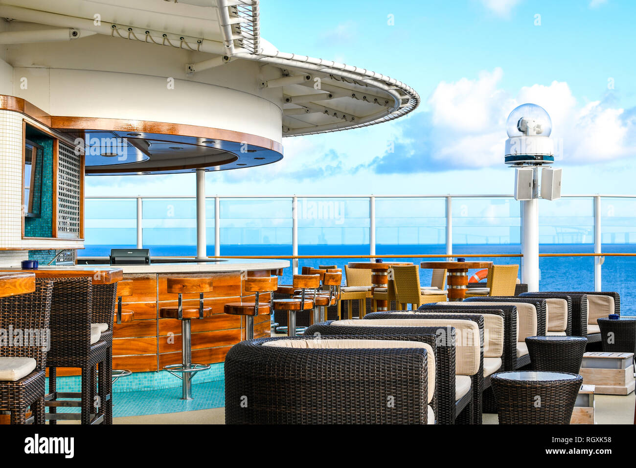 Un lounge bar al piano superiore di una nave da crociera al mare. Foto Stock