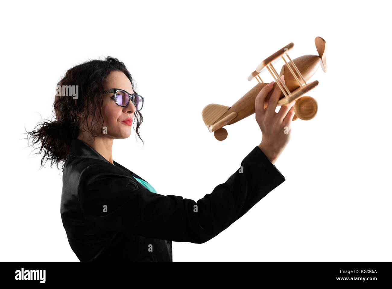 Imprenditrice giocare con un giocattolo aereo. Concetto di azienda startup e il successo aziendale. Isolato su sfondo bianco Foto Stock