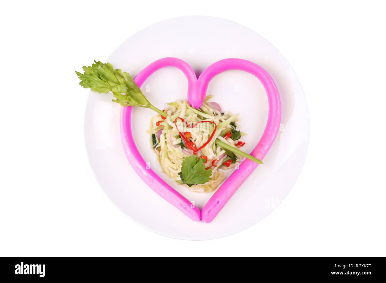 Salciccia rosa formaggio nel cuore stile con aspro piccante verde insalata di mango per la festa di San Valentino Foto Stock