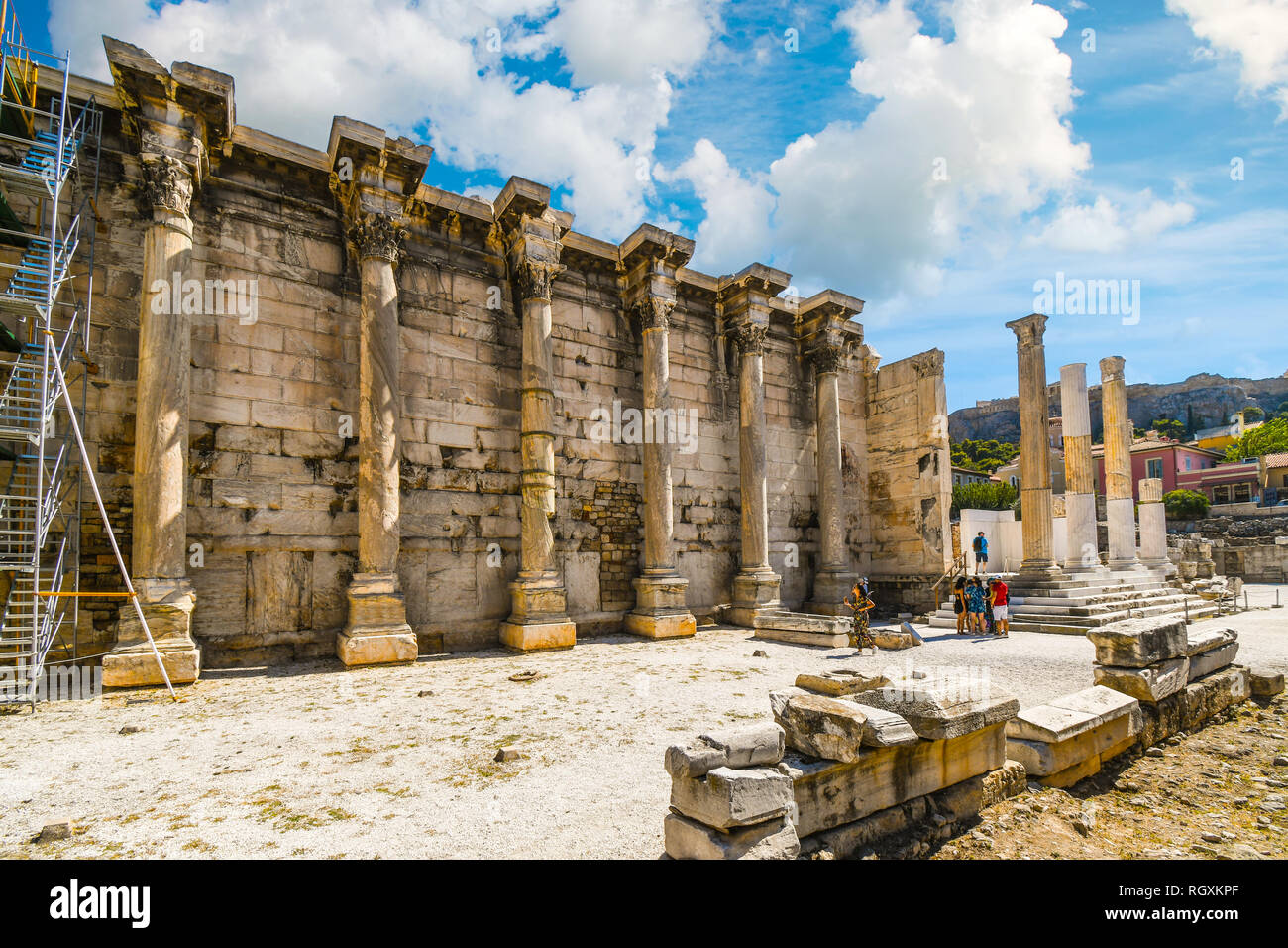 Athens, Grecia - 17 Settembre 2018: turisti passeggiata all'antica parete ovest di Adriano della Biblioteca all'Agora romana nei pressi del quartiere Plaka Foto Stock