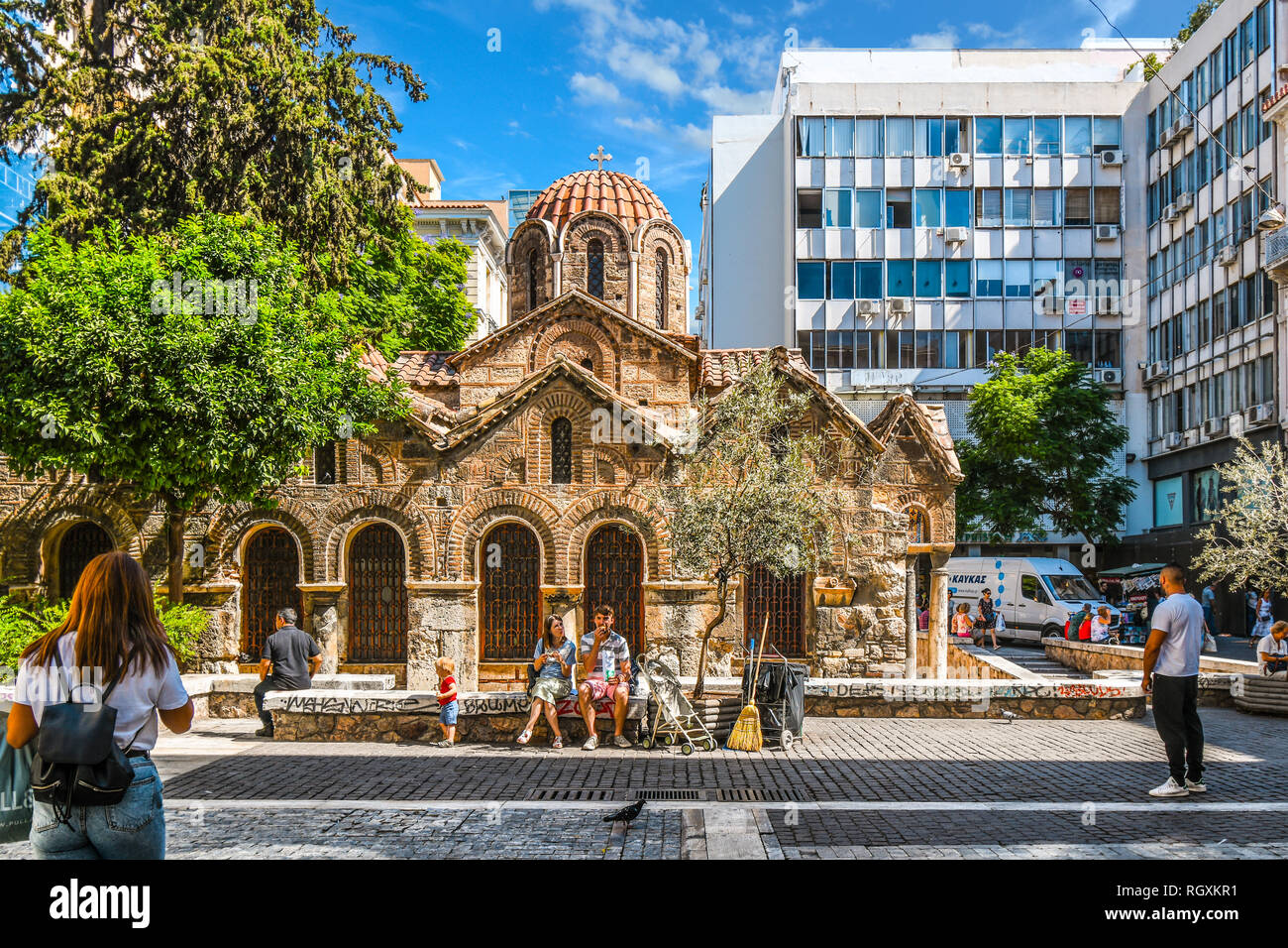 Athens, Grecia - 17 Settembre 2018: la chiesa di Panagia Kapnikarea, la chiesa più antica di Atene, situato nel quartiere dello shopping su Ermou Street. Foto Stock