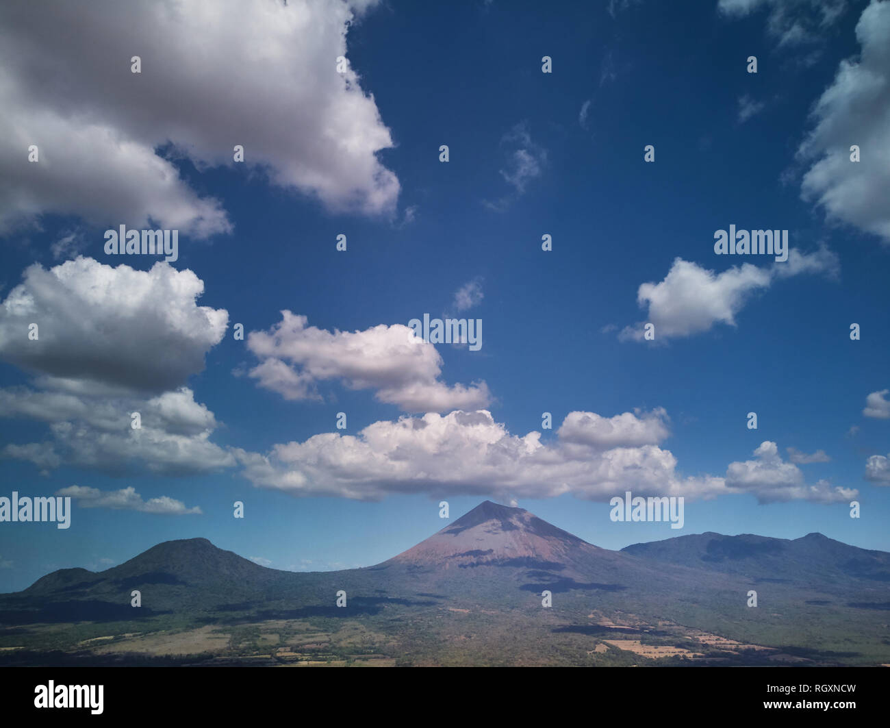 Cloudscape con il vulcano sullo sfondo sopra vista drone Foto Stock