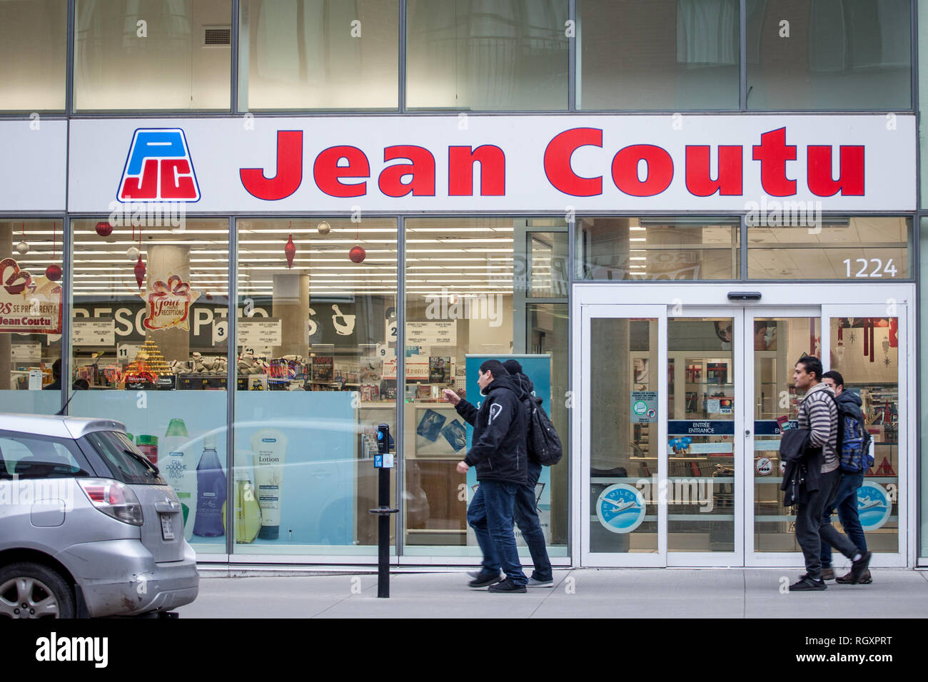 MONTREAL, Canada - 9 Novembre 2018: Pharmacie Jean Coutu logo sul loro negozio principale per Montreal. Noto anche come PJC Jean Coutu Group è una catena di PHA Foto Stock