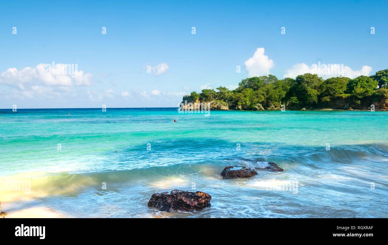 Giamaica Beach Ocean paesaggio sabbia Beachscape tropici Caraibi colorata baia di Boston Portland rocce onde acqua verde acqua blu cielo isola stranieri Foto Stock