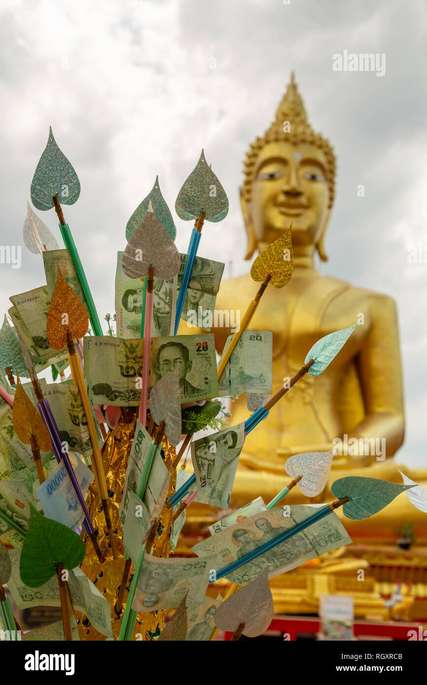 Una disposizione di moneta thailandese su un albero di denaro donato come un religioso offrendo al Wat Phra Yai si trova sulla collina Pratumnak in Pattaya, Thailandia Foto Stock