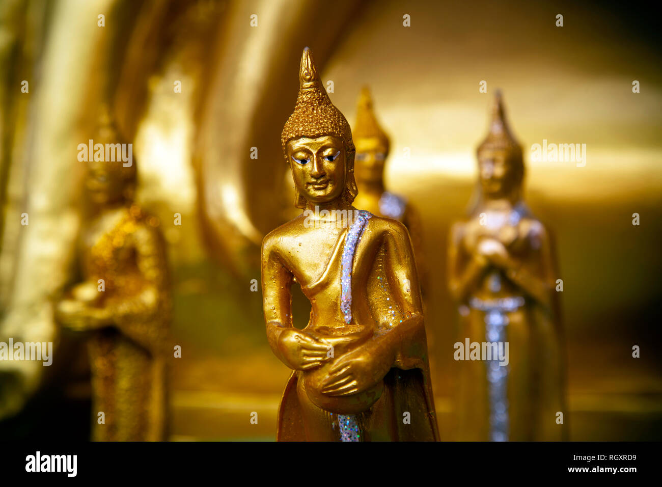 Primo piano particolare del piccolo ornato oro buddha a Wat Phra Yai si trova sulla collina Pratumnak in Pattaya, Chonburi, Thailandia. Foto Stock
